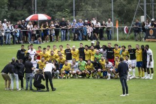 Les joueurs de Printse-Nendaz et de Young Boys posent ensemble en fin de match : symbole de la fête populaire vécue samedi à Beuson.
